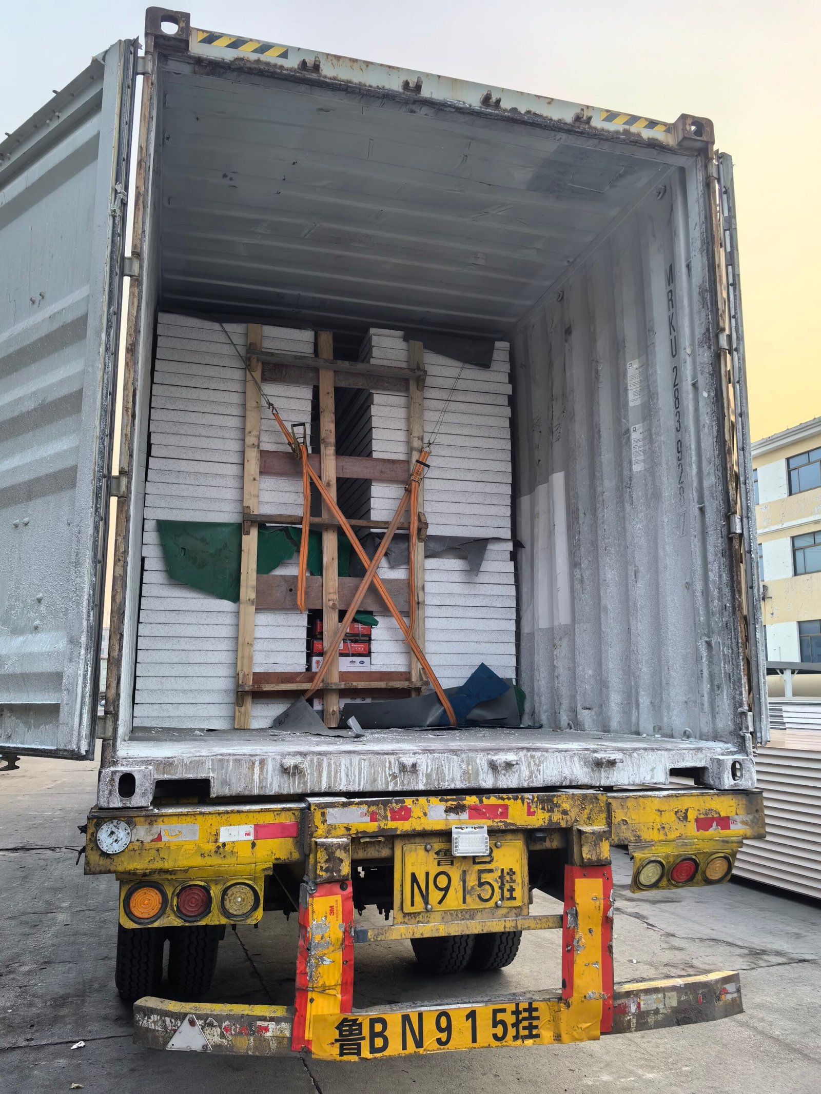 Sandwich panels loaded into 40HQ container with wooden bracing for sea freight