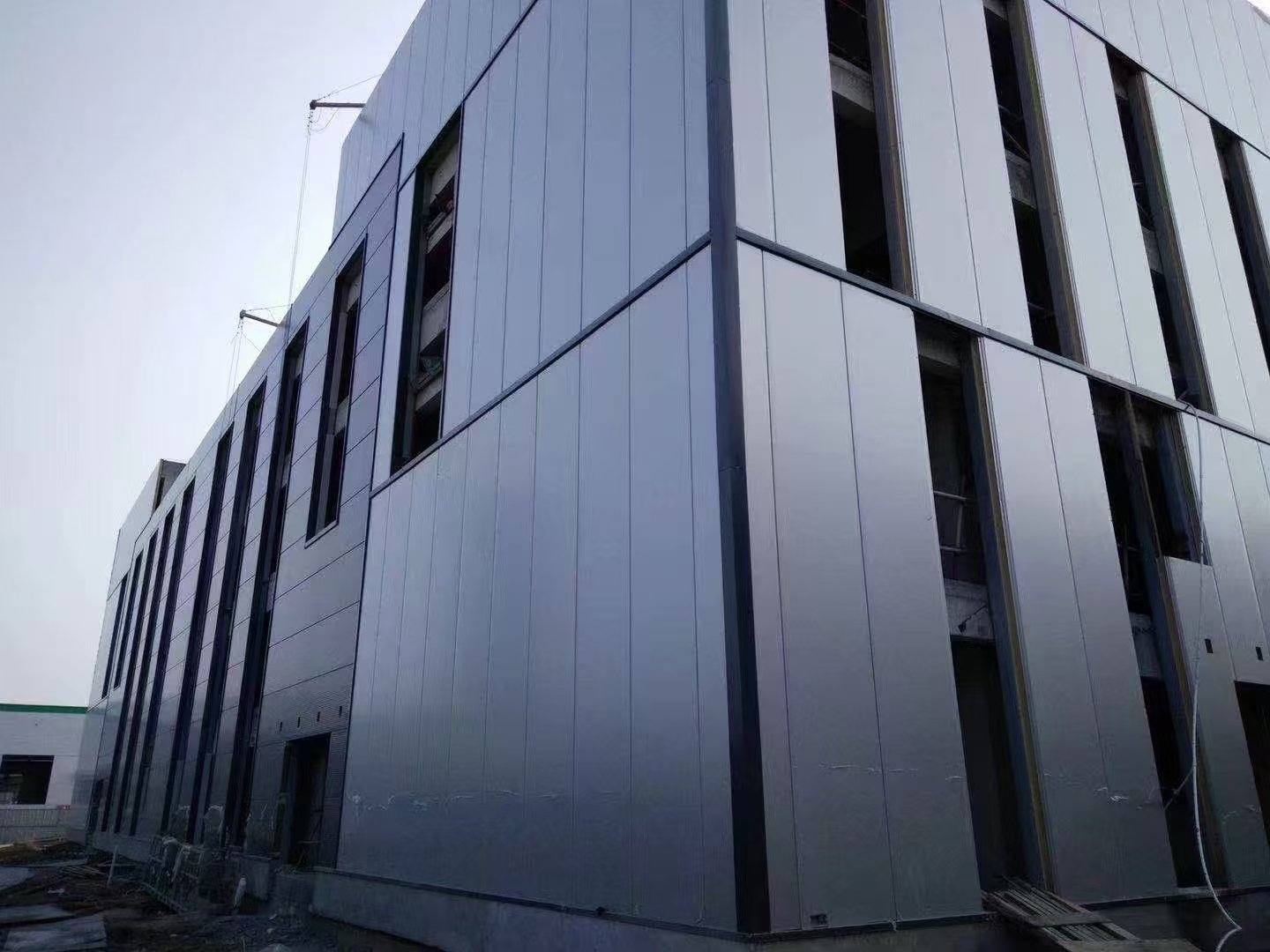 Industrial building facade with insulated sandwich wall panels